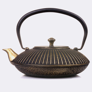 Ancient cast iron kettle, boiling water teapot, cast iron kettle
