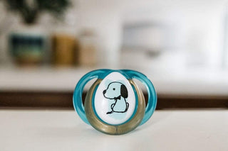 Tommee Tippee Moda Soothers, Symmetrical Orthodontic Design, BPA-Free Silicone Baglet, Includes Steriliser Box, 6-18m, Pack of 2 Dummies