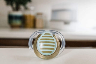 Tommee Tippee Moda Soothers, Symmetrical Orthodontic Design, BPA-Free Silicone Baglet, Includes Steriliser Box, 6-18m, Pack of 2 Dummies