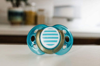 Tommee Tippee Moda Soothers, Symmetrical Orthodontic Design, BPA-Free Silicone Baglet, Includes Steriliser Box, 6-18m, Pack of 2 Dummies