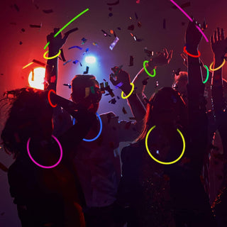 Mumoo Bear 100 Glow Sticks Party Pack 8 Inch With Connectors To Make Neon Bracelets,Necklaces,Eye Glasses And Balls For Party Supplies